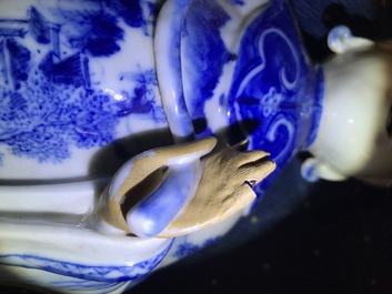 Une paire de figures en porcelaine de Chine bleu et blanc pour le Vietnam, 19&egrave;me