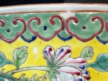 Un bol en porcelaine de Chine famille rose sur fond jaune pour le march&eacute; Straits ou Peranakan, marque et &eacute;poque de Guangxu