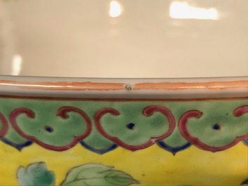 Un bol en porcelaine de Chine famille rose sur fond jaune pour le march&eacute; Straits ou Peranakan, marque et &eacute;poque de Guangxu