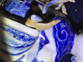 Une paire de figures en porcelaine de Chine bleu et blanc pour le Vietnam, 19&egrave;me