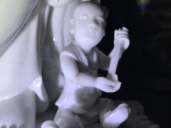 Un groupe en porcelaine blanc de Chine figurant Bouddha et des gar&ccedil;ons jouants, R&eacute;publique, 20&egrave;me