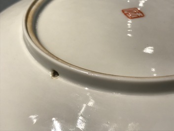 Une assiette en porcelaine de Chine fencai &agrave; d&eacute;cor de figures dans un jardin, R&eacute;publique, 20&egrave;me