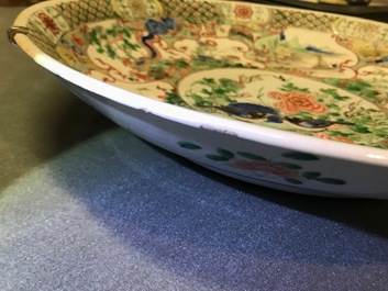 Un plat en porcelaine de Chine famille verte &agrave; d&eacute;cor d'oiseaux et animaux mythiques, Kangxi