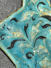 Een stervormige tegel met Lajvardina glazuur met turquoise fondkleur, Kashan, Iran, 13e eeuw