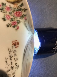 Une assiette en porcelaine de Chine famille rose, R&eacute;publique, 20&egrave;me