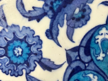 Un carreau de frise d'Iznik au d&eacute;cor bichrome de feuilles de saz, bandes de nuages et une rosette, Turquie, 2&egrave;me quart du 16&egrave;me