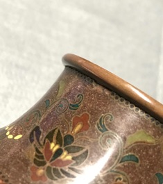 Een paar bolvormige Japanse cloisonn&eacute; vazen met vlinders, Meiji, 19e eeuw