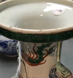 Un vase en porcelaine de Chine famille verte &agrave; d&eacute;cor de ph&eacute;nix, 19&egrave;me