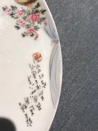 Een Chinees famille rose bord met figuren in een interieur, Republiek, 20e eeuw