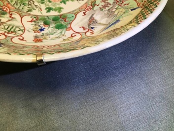 Un plat en porcelaine de Chine famille verte &agrave; d&eacute;cor d'oiseaux et animaux mythiques, Kangxi