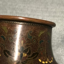 Een paar bolvormige Japanse cloisonn&eacute; vazen met vlinders, Meiji, 19e eeuw