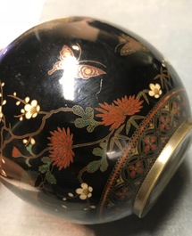 Een paar bolvormige Japanse cloisonn&eacute; vazen met vlinders, Meiji, 19e eeuw