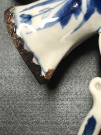 Une verseuse couverte en porcelaine de Chine bleu et blanc &agrave; monture en argent, &eacute;poque Transition