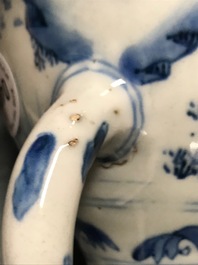 Une verseuse couverte en porcelaine de Chine bleu et blanc &agrave; monture en argent, &eacute;poque Transition