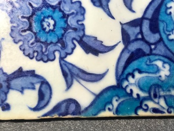 Un carreau de frise d'Iznik au d&eacute;cor bichrome de feuilles de saz, bandes de nuages et une rosette, Turquie, 2&egrave;me quart du 16&egrave;me