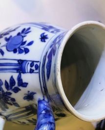 Een Chinese blauwwitte kan met floraal decor, Wanli