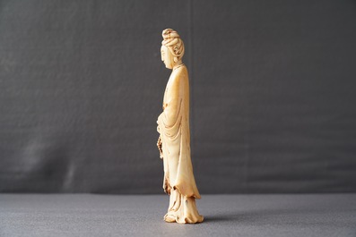 Une figure de Guanyin en ivoire sculpt&eacute;, Chine, 18&egrave;me