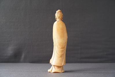 Une figure de Guanyin en ivoire sculpt&eacute;, Chine, 18&egrave;me