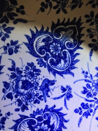 Een paar blauwwitte Delftse tazza's met floraal en ornamentaal decor, 17/18e eeuw