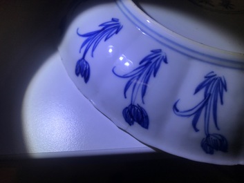 Une assiette en forme de lotus en porcelaine de Chine bleu et blanc, marque et &eacute;poque de Kangxi