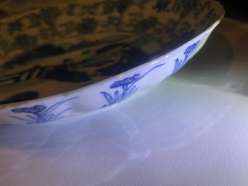 Une assiette en forme de lotus en porcelaine de Chine bleu et blanc, marque et &eacute;poque de Kangxi