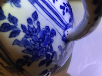 Une verseuse en porcelaine de Chine bleu et blanc &agrave; d&eacute;cor floral, Wanli