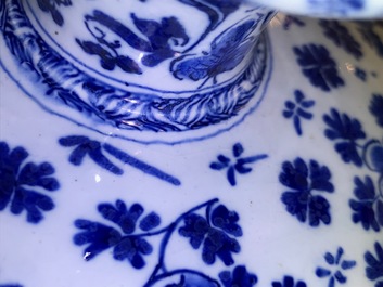 Een paar blauwwitte Delftse tazza's met floraal en ornamentaal decor, 17/18e eeuw