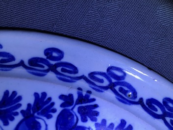 Une paire de tazzas en fa&iuml;ence de Delft en bleu et blanc, 17/18&egrave;me