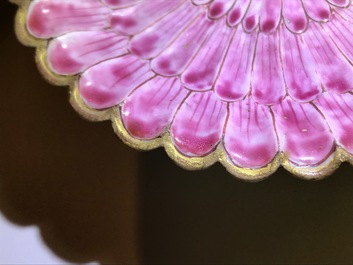 Une tasse et soucoupe en porcelaine de Chine famille rose en forme de fleur de lotus, Yongzheng