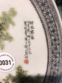 Een Chinees fencai bord met figuren in een tuin, Republiek, 20e eeuw