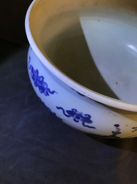 Un br&ucirc;le-parfum en porcelaine de Chine bleu et blanc &agrave; d&eacute;cor d'antiquit&eacute;s, Kangxi