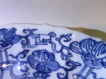 Une assiette en forme de lotus en porcelaine de Chine bleu et blanc, marque et &eacute;poque de Kangxi