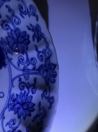 Une assiette en forme de lotus en porcelaine de Chine bleu et blanc, marque et &eacute;poque de Kangxi