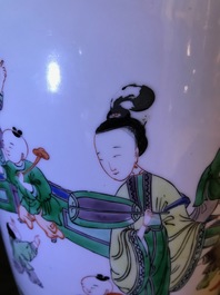 Trois vases en porcelaine de Chine famille rose et verte, une &agrave; marque de Qianlong, 19/20&egrave;me