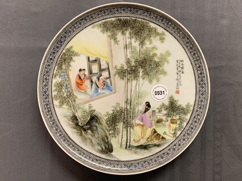 Een Chinees fencai bord met figuren in een tuin, Republiek, 20e eeuw