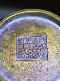 Un br&ucirc;le-parfum en bronze tach&eacute; d'or, Chine, marque de Xuande, 18&egrave;me