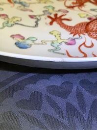 Un plat en porcelaine de Chine famille rose &agrave; d&eacute;cor 'dragon et ph&eacute;nix', marque et &eacute;poque de Guangxu