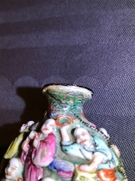 Une tabati&egrave;re en porcelaine de Chine famille rose &agrave; d&eacute;cor en relief, 19&egrave;me