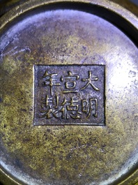 Un br&ucirc;le-parfum en bronze tach&eacute; d'or, Chine, marque de Xuande, 18&egrave;me