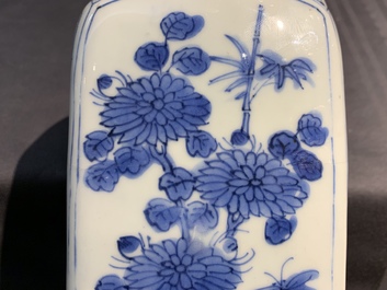 Une bouteille de forme carr&eacute; en porcelaine de Chine bleu et blanc, Wanli, et un vase couvert, Kangxi