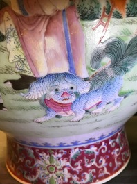 Un vase de forme tianqiu ping en porcelaine de Chine famille rose, marque de Qianlong, R&eacute;publique, 20&egrave;me