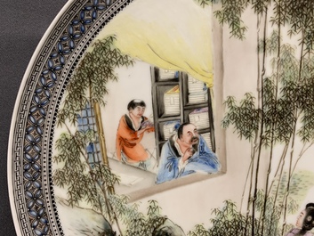 Une assiette en porcelaine de Chine fencai &agrave; d&eacute;cor de figures dans un jardin, R&eacute;publique, 20&egrave;me