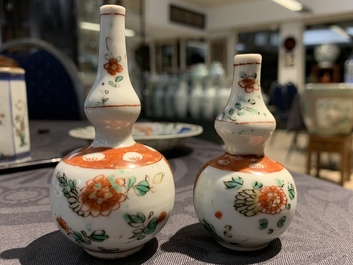 Une bo&icirc;te &agrave; th&eacute;, deux vases et une coupe en porcelaine de Chine famille verte, Kangxi