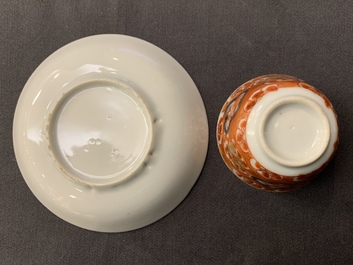 Neuf tasses et huit soucoupes en porcelaine de Chine rouge de fer et dor&eacute;, Kangxi