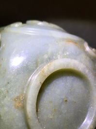 Une coupe aux anses en forme de chilong en jade c&eacute;ladon et brun, Chine, prob. d&eacute;but Qing