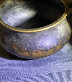 Een Chinese met goud bespatte bronzen wierookbrander, Xuande merk, 18e eeuw