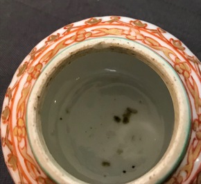 Un bol couvert sur support en porcelaine de Chine de style Bencharong pour le march&eacute; thai, 19&egrave;me