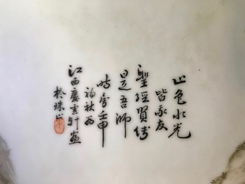 Une plaque en porcelaine de Chine qianjiang cai, sign&eacute;e Wang Yun Shan, dat&eacute;e 1932