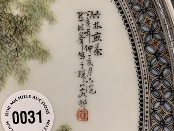 Une assiette en porcelaine de Chine fencai &agrave; d&eacute;cor de figures dans un jardin, R&eacute;publique, 20&egrave;me