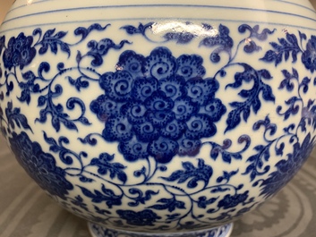 Un vase de forme bouteille en porcelaine de Chine bleu et blanc, marque de Qianlong, 19/20&egrave;me
